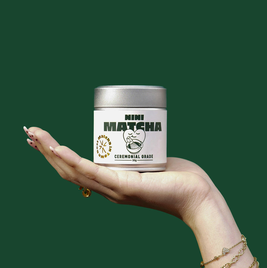 NINI_Ceremonial_Matcha_in_der_Hand_vor_grünem_Hintergrund