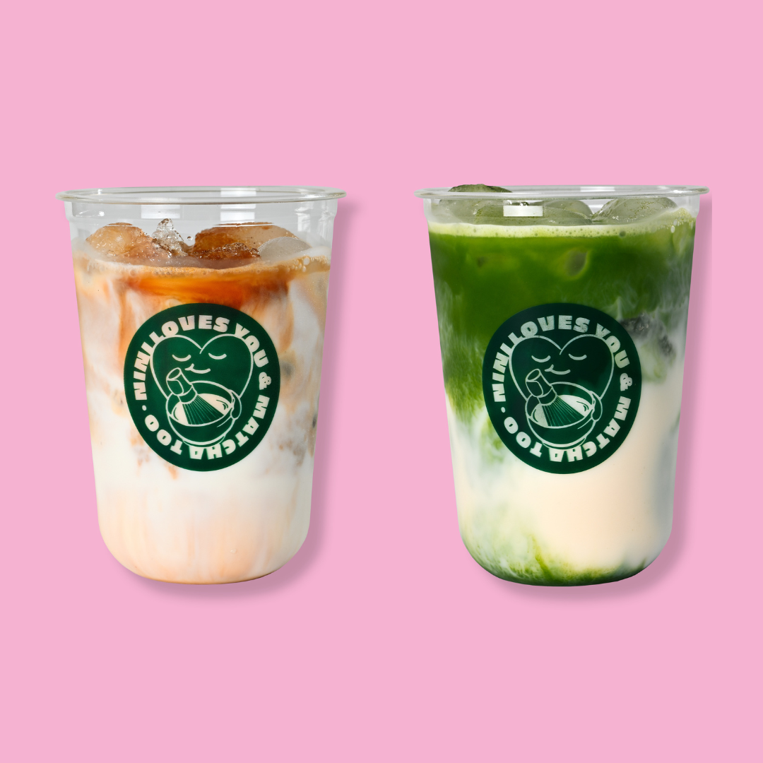 Zwei Café NINI Einwegbecher auf pinkem Hintergrund, links Iced Latte und rechts Iced Matcha Latte mit grünem NINI Matcha Loves You Logo, frische Kaltgetränke von Café NINI