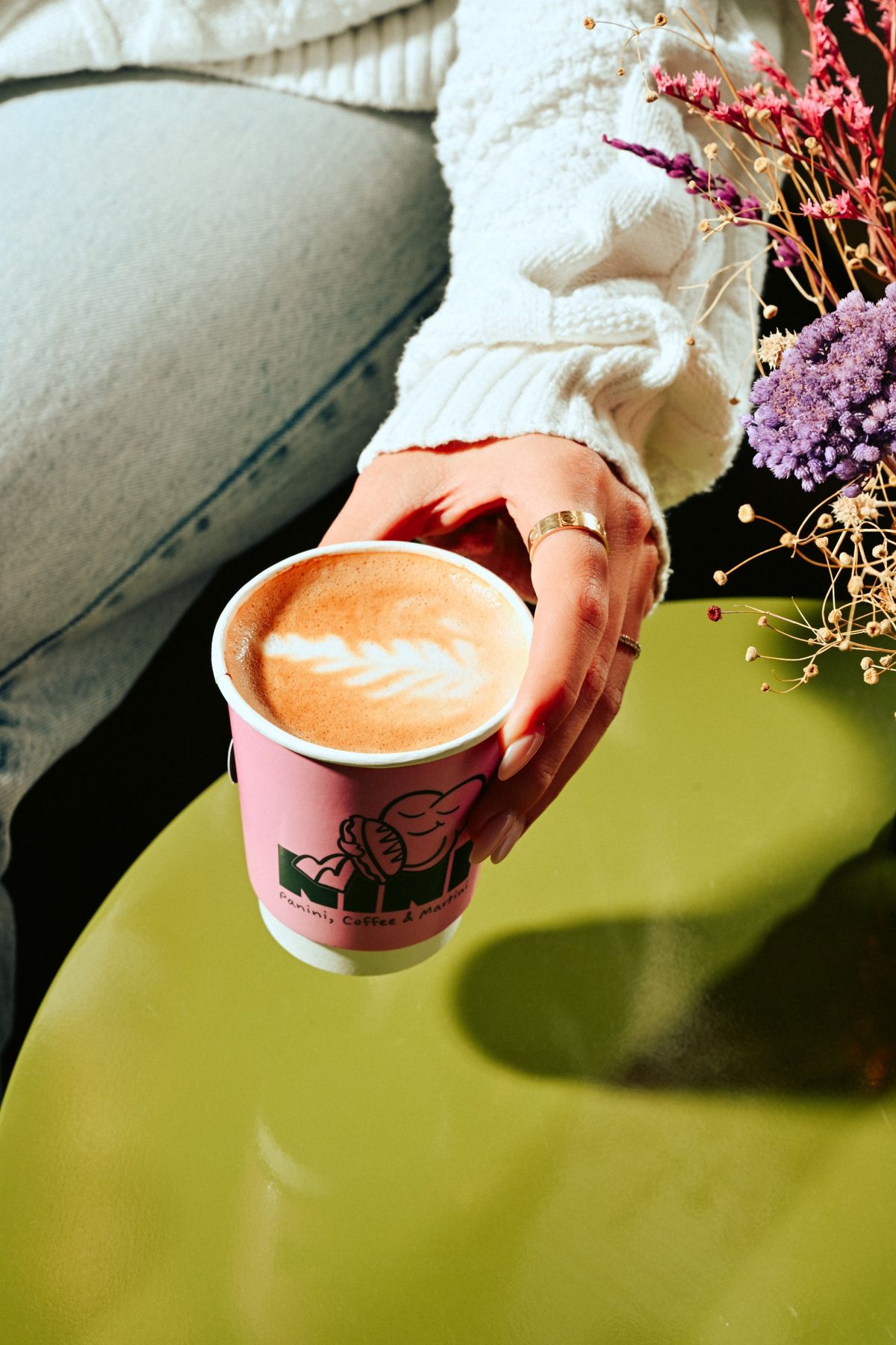 Gäste auf der Bank im Café NINI