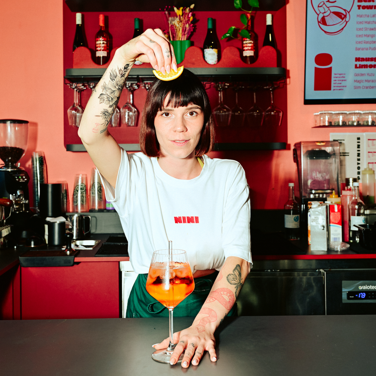 Barista im Café NINI